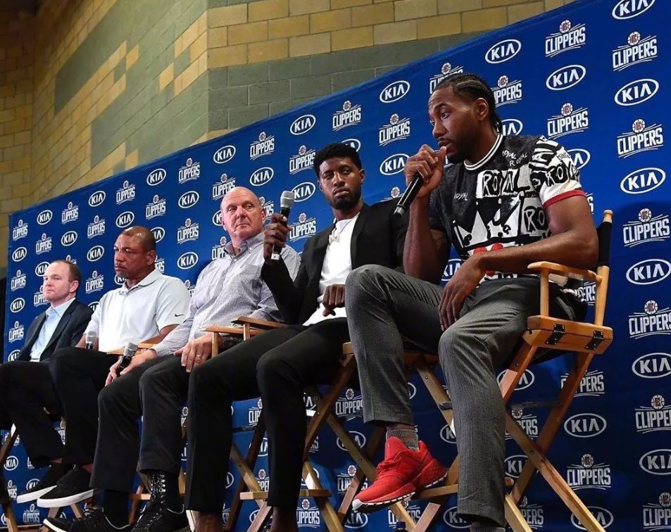 杜兰特连续得分，全队士气高涨（杜兰特连连得手，全队斗志高昂）