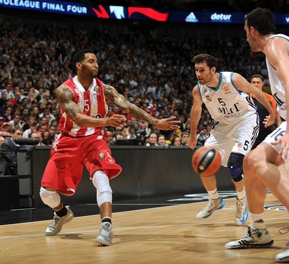 英超3-1大冷门！11.4亿豪门轰然倒下 升班马终结4连败逃离降级区（英超3-1爆冷！总身价11.4亿豪门倒下，升班马止住四连败跃出降级区）